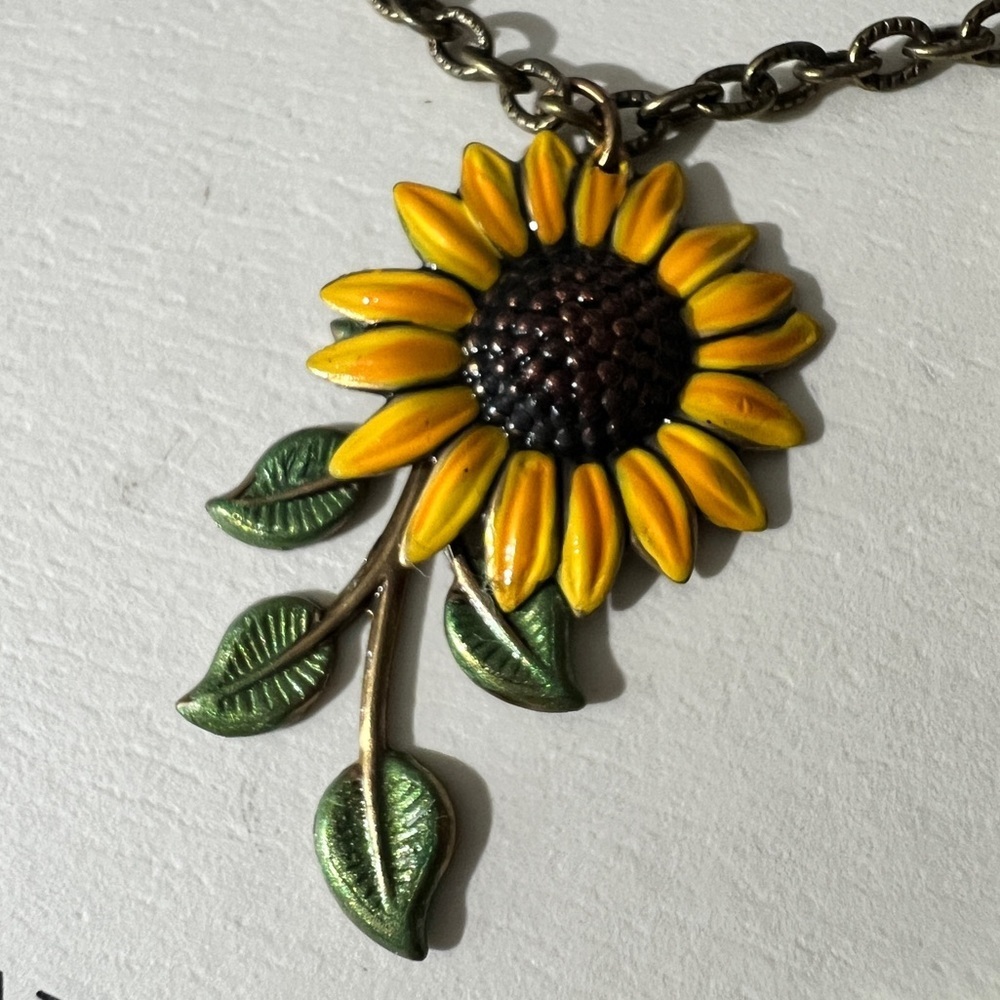 Beautiful Sunflower Pendant Necklace - Picture 10 of 11